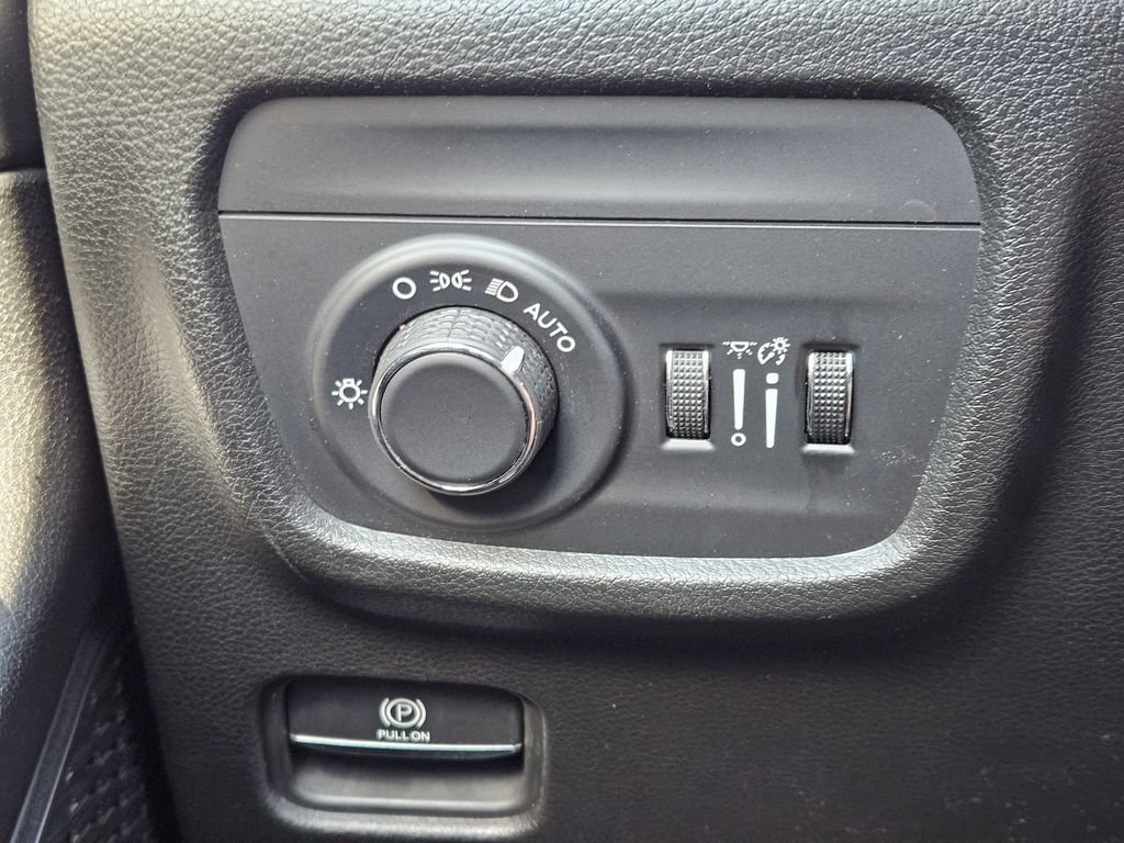 Used 2023 Jeep Grand Cherokee L Laredo AWD/4WD image 22