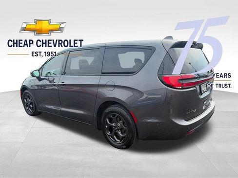 Used 2022 Chrysler Pacifica Touring-L w/ Uconnect Theater Family Group FWD image 3