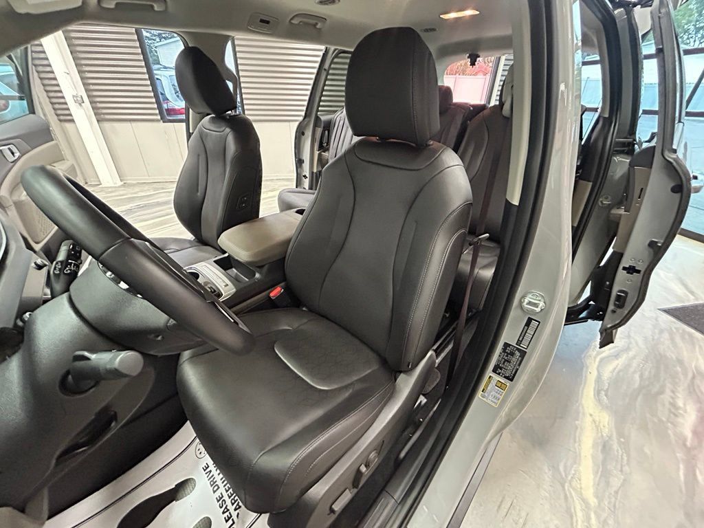 Used 2025 Kia Carnival EX FWD image 10