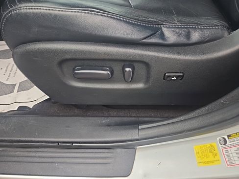 Used 2012 Toyota Highlander SE w/ Tow Pkg image 10