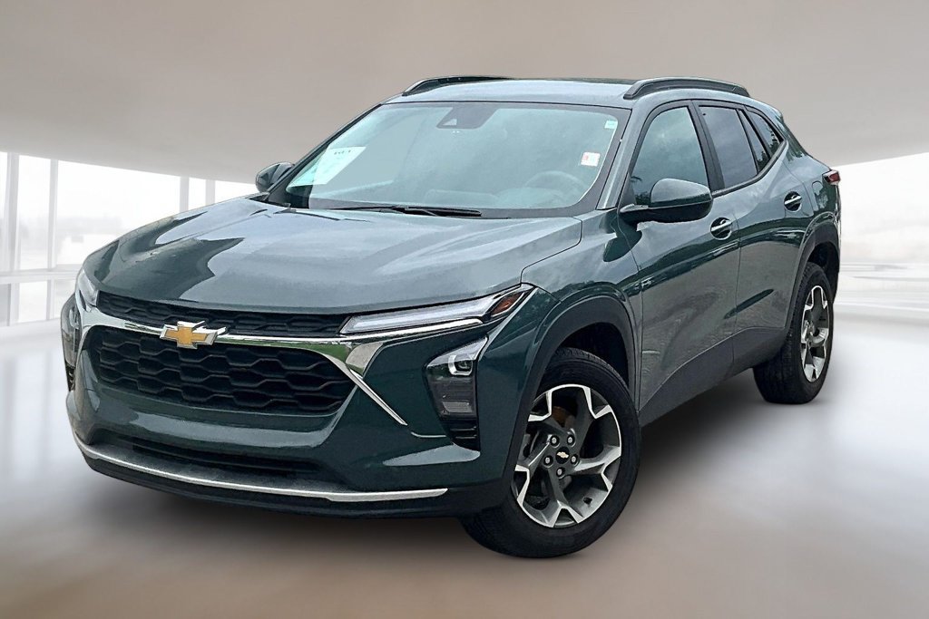 Used 2025 Chevrolet Trax LT FWD image 1