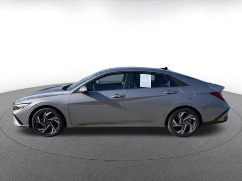 Used 2025 Hyundai Elantra Limited image 9