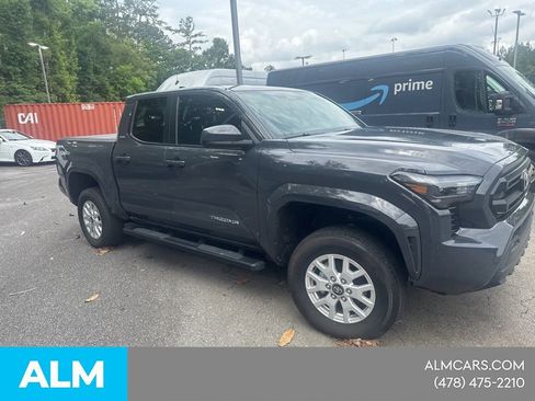 Used 2025 Toyota Tacoma SR5 AWD/4WD image 5