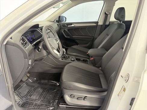 Used 2023 Volkswagen Tiguan SE w/ Panoramic Sunroof Package AWD/4WD image 6