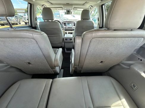 Used 2018 Toyota Highlander Limited FWD image 16