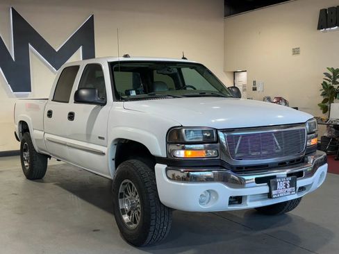 Used 2004 GMC Sierra 2500 SLT w/ Heavy-Duty Power Package image 2
