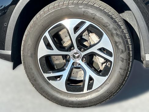 Used 2025 Mercedes-Benz GLC 350e 4MATIC image 11