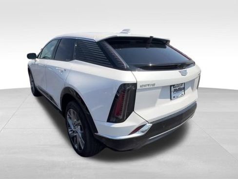 Certified 2025 Cadillac Optiq Luxury 2 w/ LPO, Floor Liner Package AWD/4WD image 4