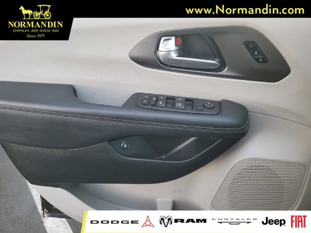 Used 2024 Chrysler Pacifica Limited FWD image 13