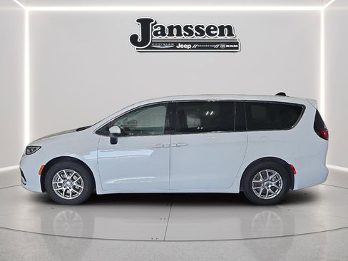 Used 2023 Chrysler Pacifica Touring-L FWD image 2