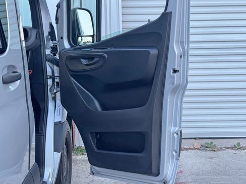 Used 2024 Mercedes-Benz Sprinter 2500 image 39