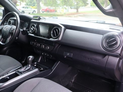 Used 2019 Toyota Tacoma TRD Off-Road AWD/4WD image 18