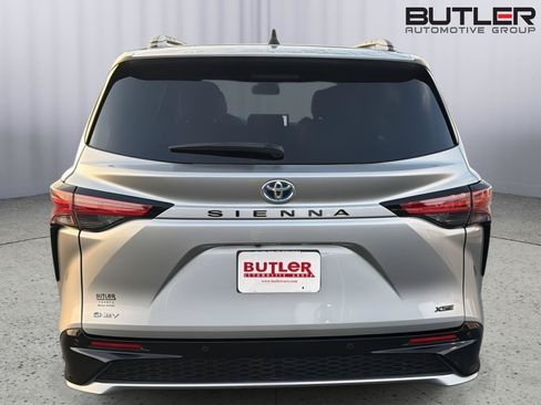Certified 2025 Toyota Sienna XSE FWD image 5