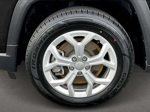 Used 2024 Jeep Compass Latitude image 8