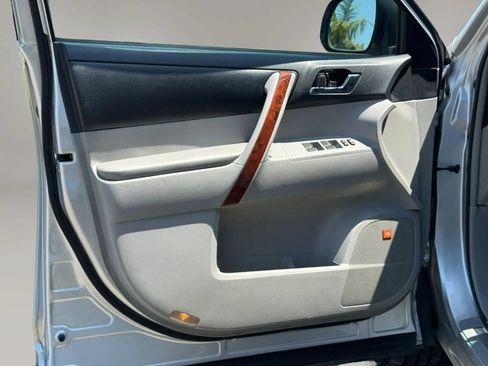 Used 2012 Toyota Highlander Limited w/ Tow Pkg FWD image 13