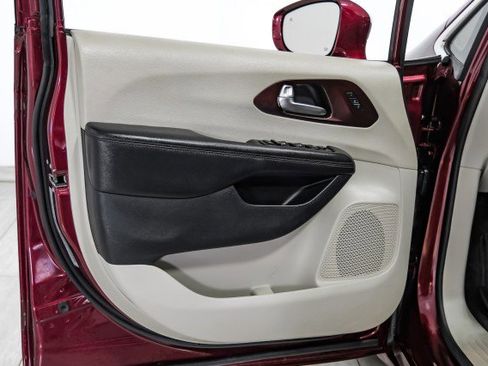 Used 2020 Chrysler Pacifica Limited image 37