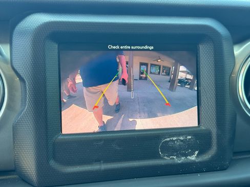 Used 2019 Jeep Wrangler Unlimited Sahara image 16