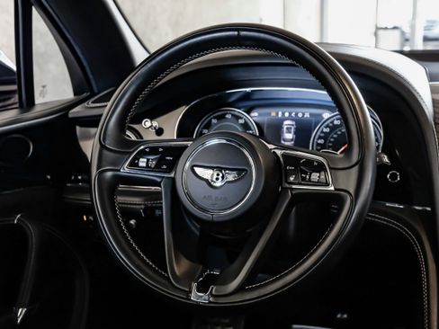 Used 2017 Bentley Bentayga image 14