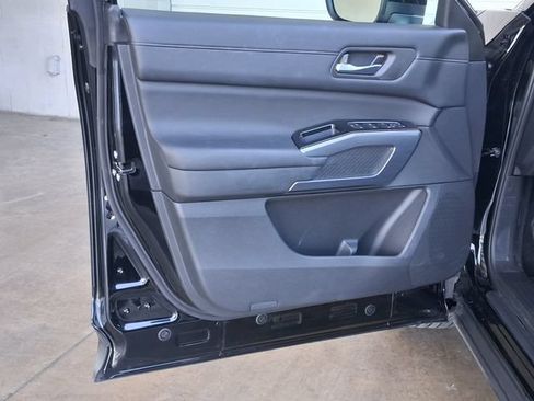 Used 2025 Nissan Pathfinder SL FWD image 16