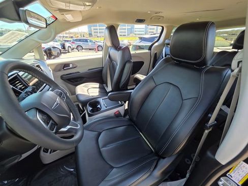 Used 2024 Chrysler Pacifica Touring-L FWD image 21