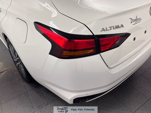 Used 2025 Nissan Altima 2.5 SV FWD image 12