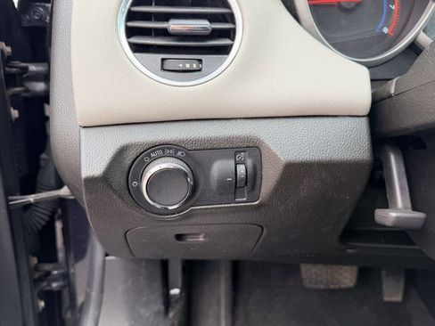 Used 2015 Chevrolet Cruze LS image 12