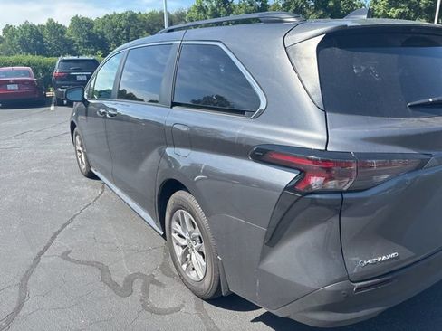 Used 2025 Toyota Sienna XLE AWD/4WD image 8