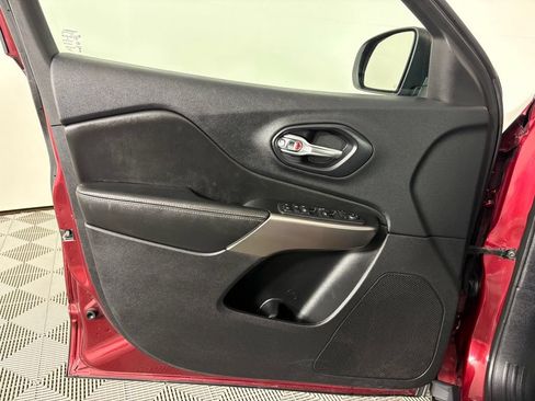 Used 2020 Jeep Cherokee Latitude FWD image 12