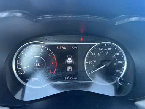 Used 2021 Nissan Versa SV FWD image 6