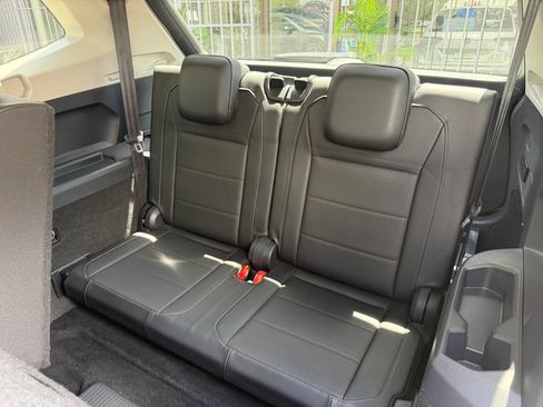Used 2018 Volkswagen Tiguan SE w/ Panoramic Sunroof Package image 17