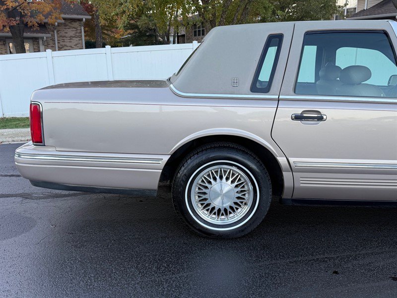 Used 1997 Lincoln Town Car Signature RWD image 32