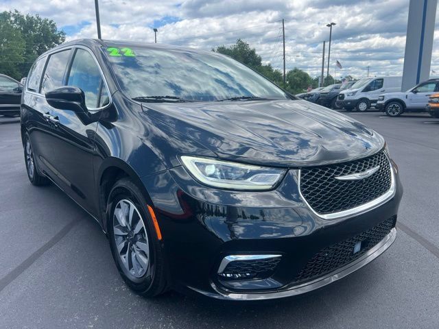 Used 2022 Chrysler Pacifica Touring-L w/ Uconnect Theater Family Group FWD image 1