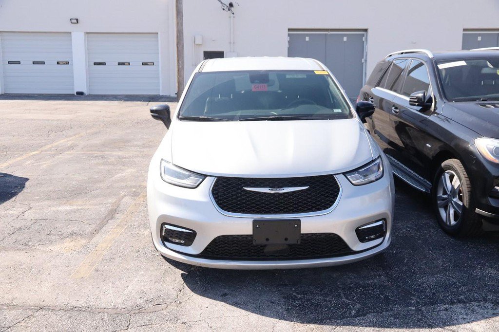 Used 2026 Chrysler Pacifica Select FWD image 3