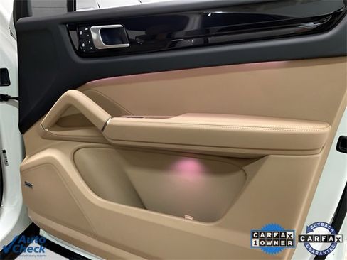 Used 2022 Porsche Cayenne w/ Premium Package image 76