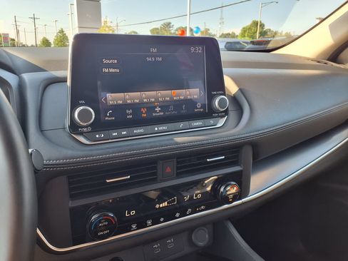 Used 2025 Nissan Rogue SV FWD image 26