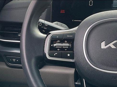 Used 2025 Kia Carnival LXS image 12