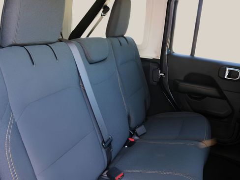 Used 2025 Jeep Wrangler Unlimited Sahara AWD/4WD image 17