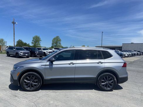 Used 2023 Volkswagen Tiguan SE w/ Panoramic Sunroof Package FWD image 7