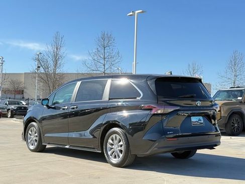 Used 2025 Toyota Sienna XLE image 6