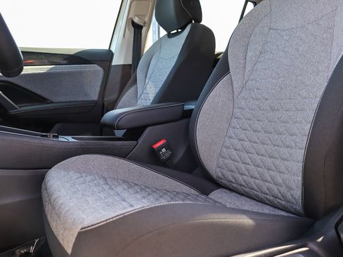 Certified 2025 Volkswagen Tiguan S FWD image 23