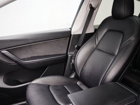 Used 2021 Tesla Model Y Long Range image 11