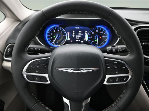 Used 2024 Chrysler Pacifica Touring-L FWD image 10