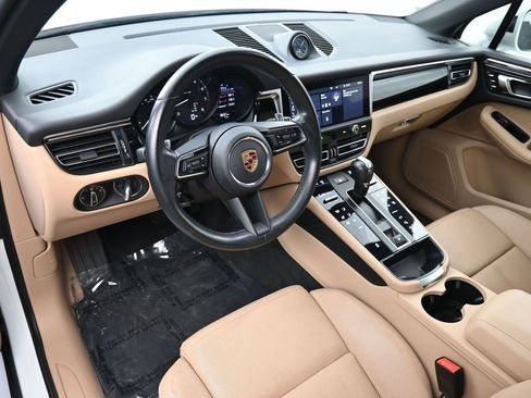 Certified 2023 Porsche Macan image 4