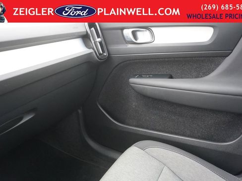 Used 2024 Volvo XC40 B5 Core image 29
