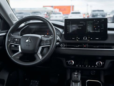 Used 2025 Mitsubishi Outlander ES image 39