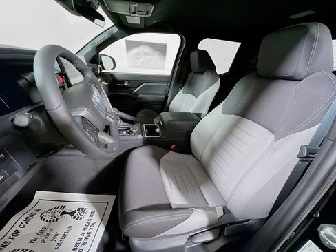 Used 2025 Toyota Tacoma TRD Off-Road image 19