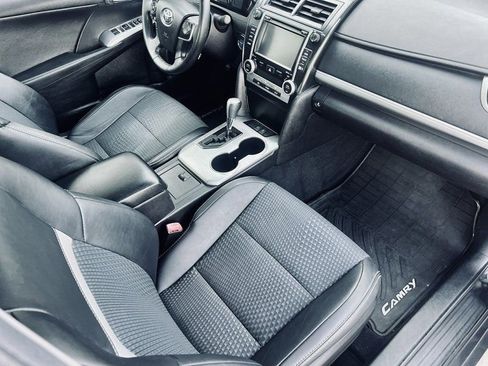 Used 2014 Toyota Camry SE w/ Moonroof Package image 11