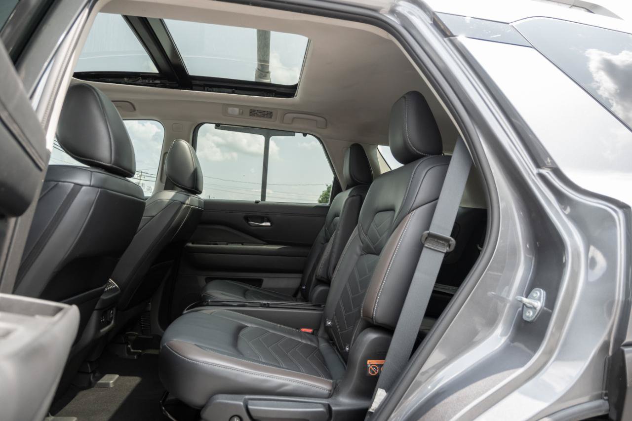 Used 2023 Nissan Pathfinder Platinum AWD/4WD image 17