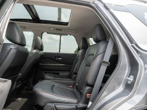 Used 2023 Nissan Pathfinder Platinum AWD/4WD image 17