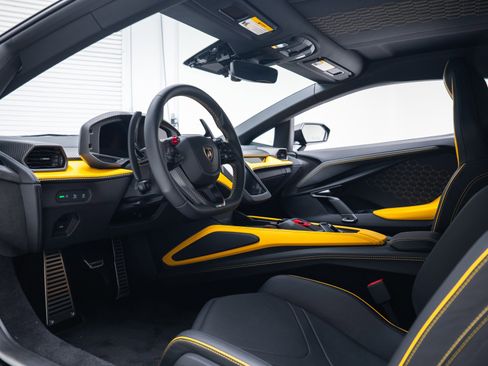 Used 2024 Lamborghini Revuelto image 2